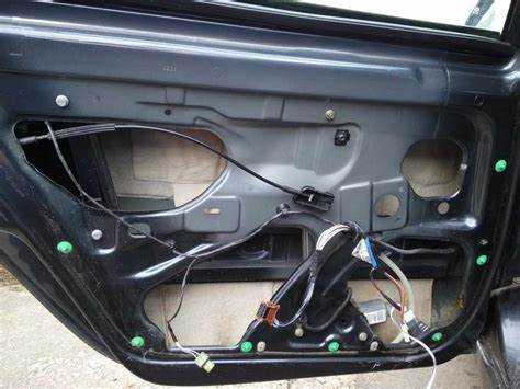 Осмотр креплений заднего сиденья